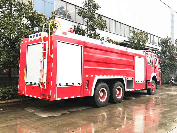 16噸豪沃后雙橋水罐消防